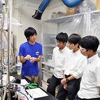 <span class="qrinews-figure-title">2013年8月8日 オープンキャンパスの風景</span>　化学科では学科の説明会の他に、各研究室がポスター展示と研究室訪問を実施しました。参加者はポスター展示を観て興味を持った幾つかの研究室を訪問できるようになっており、色々な話を聞くことができました。（撮影場所：<a href="http://www.kyushu-u.ac.jp/" target="_blank">九州大学箱崎キャンパス</a>）