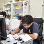 <span class="qrinews-figure-title">2013年8月13日 学部4年の澤山さん</span>　分子動力学シミュレーションの勉強をしています。（撮影場所：<a href="http://mole.rc.kyushu-u.ac.jp/~akiyama/" target="_blank">量子生物化学研究室</a>）