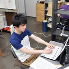 <span class="qrinews-figure-title">2013年8月19日 学部4年の高倉さん</span>　ブロッキング高気圧に興味があって気象の勉強中です。（撮影場所：<a href="http://fujin.geo.kyushu-u.ac.jp/tropo-labo/ja/" target="_blank">対流圏科学研究室</a>）