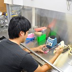 <span class="qrinews-figure-title">2013年8月27日 学部4年の神尾さん</span>　ツメガエルの神経発生に関わるタンパク質を研究しています。（撮影場所：<a href="http://www.biology.kyushu-u.ac.jp/~hassei/sagata/sagata-top.html" target="_blank">発生生物学研究室</a>）
