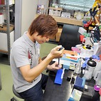 <span class="qrinews-figure-title">2013年9月4日 博士2年の森脇さん</span>　気孔の開閉に関わる転写因子を研究しています。（撮影場所：<a href="http://plant.biology.kyushu-u.ac.jp/" target="_blank">植物生理学研究室</a>）