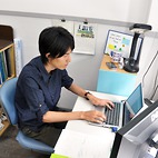 <span class="qrinews-figure-title">2013年9月6日 修士1年の河田さん</span>　環境場に依るスコールラインの構造変化を研究しています。（撮影場所：<a href="http://fujin.geo.kyushu-u.ac.jp/tropo-labo/ja/" target="_blank">対流圏科学研究室</a>）