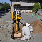 <span class="qrinews-figure-title">2013年9月18日 埋蔵文化財試掘調査</span>　理学部本館裏の駐車場で埋蔵文化財の試掘調査が行われていました。発掘された物の中には鎌倉時代あたりの物と思われる人工物が出土されていました。この調査は箱崎キャンパス内の数カ所で行われているとのことです。（撮影場所：<a href="http://maps.google.co.jp/maps?q=33.626126,130.425044+(理学部本館裏駐車場)&z=18" target="_blank">理学部本館裏駐車場</a>）