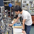 <span class="qrinews-figure-title">2013年9月24日 学部4年の則松さん</span>　標的に不安定核をぶつける実験に興味をもって勉強しています。（撮影場所：<a href="http://www.kutl.kyushu-u.ac.jp/" target="_blank">実験核物理研究室</a>）