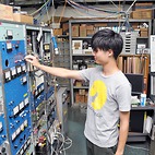 <span class="qrinews-figure-title">2013年9月30日 学部4年の久間さん</span>　衝突による原子の反応について勉強しています。（撮影場所：<a href="http://www.kutl.kyushu-u.ac.jp/" target="_blank">実験核物理研究室</a>）