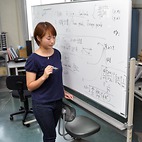 <span class="qrinews-figure-title">2013年10月9日 学部4年の郭さん</span>　超重元素について勉強しています。（撮影場所：<a href="http://www.kutl.kyushu-u.ac.jp/" target="_blank">実験核物理研究室</a>）
