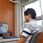 <span class="qrinews-figure-title">2013年10月10日 学部4年の溜さん</span>　細胞のシミュレーションを行なうためプログラミングの勉強中です。（撮影場所：<a href="http://frontier.phys.kyushu-u.ac.jp/TPC/" target="_blank">凝縮系理論研究室</a>）