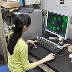 <span class="qrinews-figure-title">2013年10月11日 博士3年の山本さん</span>　気孔の閉鎖に必要なタンパク質について研究しています。（撮影場所：<a href="http://plant.biology.kyushu-u.ac.jp/" target="_blank">植物生理学研究室</a>）