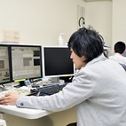 <span class="qrinews-figure-title">2013年10月23日 博士1年の白勢さん</span>　リチウムペグマタイトの鉱物学的研究をしています。（撮影場所：<a href="http://mineral2.geo.kyushu-u.ac.jp" target="_blank">地球惑星物質科学研究室</a>）