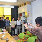 <span class="qrinews-figure-title">2013年11月1日 ニュートン祭のパンフレット用の撮影風景</span>　物理学科で例年行われているニュートン祭のパンフレット用の撮影風景です。ニュートン祭実行委員会の人達が各研究室を撮影してまわっています。今年のニュートン祭は12月の上旬に行われ、研究室訪問に加え、ソフトボール大会やフットサル、懇親会などが企画されています。（撮影場所：<a href="https://sites.google.com/site/newtonfes2013/" target="_blank">ニュートン祭実行委員会</a>）