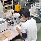 <span class="qrinews-figure-title">2013年11月6日 修士1年の前川さん</span>　硫化コバルトの置換物のホール効果を測定しています。（撮影場所：<a href="http://www.phys.kyushu-u.ac.jp/tatai3/" target="_blank">磁性物理学研究室</a>）