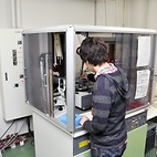 <span class="qrinews-figure-title">2013年11月12日 学部4年の甲木さん</span>　希釈した磁性体について研究しています。（撮影場所：<a href="http://www.phys.kyushu-u.ac.jp/tatai3/" target="_blank">磁性物理学研究室</a>）