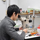 <span class="qrinews-figure-title">2013年11月14日 修士1年の藤本さん</span>　ユウロピウム化合物の価数転移を研究しています。（撮影場所：<a href="http://www.phys.kyushu-u.ac.jp/tatai3/" target="_blank">磁性物理学研究室</a>）