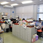 <span class="qrinews-figure-title">2013年11月27日 化学事務</span>　化学科の学科事務室です。（撮影場所：<a href="http://maps.google.co.jp/maps?q=33.625724,130.425857+(事務室)&z=17" target="_blank">化学事務室</a>）