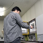 <span class="qrinews-figure-title">2013年12月2日 学部4年の田辺さん</span>　イッテルビウム化合物を作成しています。（撮影場所：<a href="http://www.phys.kyushu-u.ac.jp/tatai3/" target="_blank">磁性物理学研究室</a>）