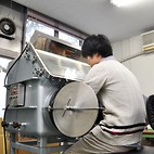 <span class="qrinews-figure-title">2013年12月6日 修士2年の高原さん</span>　マンガン基化合物の磁気熱量効果を研究しています。（撮影場所：<a href="http://www.phys.kyushu-u.ac.jp/tatai3/" target="_blank">磁性物理学研究室</a>）