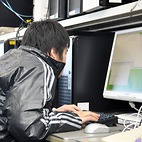 <span class="qrinews-figure-title">2013年12月17日 学部4年の秋山さん</span>　数値シミュレーションにおける誤差生成について勉強中です。（撮影場所：<a href="http://www.stat.phys.kyushu-u.ac.jp/" target="_blank">統計物理学研究室</a>）