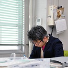 <span class="qrinews-figure-title">2013年12月20日 博士2年の波々伯部さん</span>　ガス惑星の流れのモデルを作っています。（撮影場所：<a href="http://dyna.geo.kyushu-u.ac.jp/" target="_blank">地球内部ダイナミクス研究室</a>）