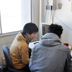 <span class="qrinews-figure-title">2013年12月24日 学部4年の阿部さん</span>　タンパク質の圧力変性のメカニズムを研究しています。（撮影場所：<a href="http://www.cmt.phys.kyushu-u.ac.jp/" target="_blank">物性理論研究室</a>）