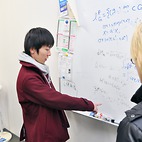 <span class="qrinews-figure-title">2013年12月25日 学部4年の神田さん</span>　量子力学の数学的構造を理解する為に作用素環について勉強しています。（撮影場所：<a href="http://www.math.kyushu-u.ac.jp" target="_blank">数理学研究教育棟 院生室4</a>）
