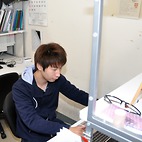 <span class="qrinews-figure-title">2014年1月6日 修士2年の出川さん</span>　酸化チタンなどの光触媒材料の性能を評価しています。（撮影場所：<a href="http://www.cm.kyushu-u.ac.jp/ktamada/" target="_blank">ナノ物性化学研究室</a>）