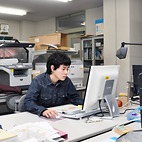 <span class="qrinews-figure-title">2014年1月8日 学部4年の瀬川さん</span>　世界中の海面上昇について研究しています。（撮影場所：<a href="http://dyna.geo.kyushu-u.ac.jp/" target="_blank">地球内部ダイナミクス研究室</a>）