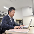 <span class="qrinews-figure-title">2014年1月10日 修士2年の榎本さん</span>　圧縮性ナビエストークス方程式の性質を研究しています。（撮影場所：<a href="http://www.math.kyushu-u.ac.jp" target="_blank">数理学研究教育棟 院生室5</a>）