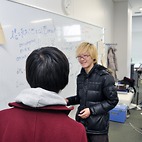 <span class="qrinews-figure-title">2014年1月20日 学部4年の内田さん</span>　双対性を介した数学の構造理解の為に代数幾何を勉強しています。（撮影場所：<a href="http://www.math.kyushu-u.ac.jp" target="_blank">数理学研究教育棟 院生室4</a>）
