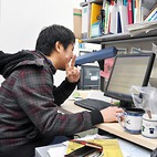 <span class="qrinews-figure-title">2014年1月22日 修士2年の坂本さん</span>　非等方的エネルギーが最小である曲面について研究しています。（撮影場所：<a href="http://www.math.kyushu-u.ac.jp" target="_blank">数理学研究教育棟 院生室4</a>）