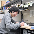 <span class="qrinews-figure-title">2014年1月27日 学部4年の東さん</span>　リー代数と表現行列の関係性について勉強中です。（撮影場所：<a href="http://www.math.kyushu-u.ac.jp" target="_blank">数理学研究教育棟 院生室4</a>）