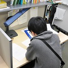 <span class="qrinews-figure-title">2014年2月4日 修士2年の田村さん</span>　有限群の表現について対称交代テンソル積表現の既約分解を研究しています。（撮影場所：<a href="http://www.math.kyushu-u.ac.jp" target="_blank">数理学研究教育棟 院生室4</a>）