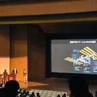 <span class="qrinews-figure-title">2014年2月5日 若田光一宇宙飛行士とのリアルタイム交信</span>　昨日の夕方、五十周年記念講堂にて、若田光一宇宙飛行士とのリアルタイム交信というイベントがありました。若田さんは昨年の11月から、国際宇宙ステーションでの約6ヶ月の長期滞在に挑戦しています。写真はJAXA職員の方の講演の様子です。（撮影場所：<a href="http://maps.google.co.jp/maps?q=33.624063,130.424693+(五十周年記念講堂)&z=18" target="_blank">五十周年記念講堂</a>）