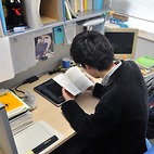 <span class="qrinews-figure-title">2014年2月7日 博士1年の瀧本さん</span>　同値関係の不変量を研究しています。（撮影場所：<a href="http://www.math.kyushu-u.ac.jp" target="_blank">数理学研究教育棟 院生室3</a>）