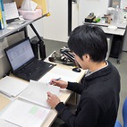 <span class="qrinews-figure-title">2014年2月13日 修士2年の井上さん</span>　特殊多項式のゼロ点の分布を研究しています。（撮影場所：<a href="http://www.math.kyushu-u.ac.jp" target="_blank">数理学研究教育棟 院生室6</a>）
