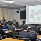 <span class="qrinews-figure-title">2014年2月17日 第4回公開講演会</span>　先週の土曜日に九州大学エクセレント・スチューデント・イン・サイエンス育成プロジェクト（ESSP）2013の第4回公開講演会がありました。講師は名古屋大学の吉田教授で、「アントシアニンによる花色の謎 ? 青いバラはなぜ咲かないのか」というトピックスについて話を聞けました。ESSPは高校生を次世代の科学者に育てることを目的としたプロジェクトです。（撮影場所：<a href="http://www.sci.kyushu-u.ac.jp/html/mirai/" target="_blank">ESSP</a>）