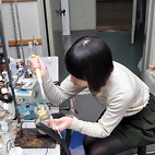 <span class="qrinews-figure-title">2014年3月6日 修士1年の荒木さん</span>　2成分系の溶解度や相分離挙動を研究しています。（撮影場所：<a href="http://www.scc.kyushu-u.ac.jp/aboratory/" target="_blank">分散系物理化学研究室</a>）