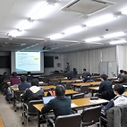 <span class="qrinews-figure-title">2014年3月7日 平成25年度大学院教育プログラム全体研究報告会</span>　フロントリサーチャー（先端学際科学者）育成プログラムを選択している修士1年生が各自の研究成果を発表しました。フロントリサーチャーは2007年度から続いている5年一貫の教育プログラムで、研究企画から成果発信までの優れた研究マネジメント能力を発揮する次世代の研究者を育成することを目指しています。（撮影場所：<a href="http://www.sci.kyushu-u.ac.jp/html/front/index.php" target="_blank">フロントリサーチャー育成プログラム</a>）