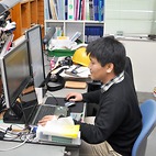 <span class="qrinews-figure-title">2014年3月14日 修士2年の池上さん</span>　反射法地震波探査を用いて海底火山の地質、主に鬼界カルデラについて研究しています。（撮影場所：<a href="http://minmin.geo.kyushu-u.ac.jp" target="_blank">地球進化史研究室</a>）