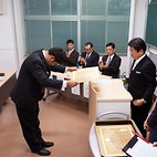 <span class="qrinews-figure-title">2014年3月27日 学位記授与式（博士）</span>　25日に行われた伊都での学位授与式の後に行われた箱崎キャンパスでの博士課程の学位記授与式の様子です。（撮影場所：<a href="https://www.google.co.jp/maps?q=33.626193,130.42546+(理学部1号館)&z=18" target="_blank">理学部1号館</a>）