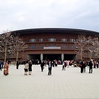 <span class="qrinews-figure-title">2014年3月31日 椎木講堂</span>　椎木講堂は2月に完成した新しい建物です。25日の卒業式を皮切りに今後は椎木講堂で主要行事を開催するそうです。直径100メートルの円形4階建てで最大3000人を収容可能と、大学の講堂としては最大規模です。建設費を寄贈していただいた三洋信販創業者の椎木正和さんの名前を冠しています。（撮影場所：<a href="https://www.google.co.jp/maps?q=33.599214,130.224745+(椎木講堂)&z=17" target="_blank">伊都キャンパス</a>）