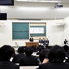 <span class="qrinews-figure-title">2014年4月8日 理学府入学式</span>　午前中に大学院の入学式がありました。入学式は箱崎キャンパスなどで学府毎に行われ、その後学科毎にガイダンスが行われました。（撮影場所：<a href="http://goo.gl/maps/WszwN" target="_blank">文系地区大講義室</a>）