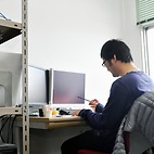 <span class="qrinews-figure-title">2014年4月22日 修士1年の工藤さん</span>　こぼしたコーヒーの乾き方を計算機シミューレションで研究しています。（撮影場所：<a href="http://www.stat.phys.kyushu-u.ac.jp/" target="_blank">統計物理学研究室</a>）