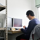 <span class="qrinews-figure-title">2014年4月22日 修士1年の工藤さん</span>　こぼしたコーヒーの乾き方を計算機シミューレションで研究しています。（撮影場所：<a href="http://www.stat.phys.kyushu-u.ac.jp/" target="_blank">統計物理学研究室</a>）