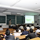 <span class="qrinews-figure-title">2014年5月12日 物理学専攻修士課程入試説明会</span>　土曜日に物理学専攻の2015年度修士課程入試説明会がありました。内外から約40名の方が参加し、研究室訪問も行われました。（撮影場所：<a href="http://www.phys.kyushu-u.ac.jp/ja/graduate-admission-guide/graduate2.html" target="_blank">理学研究院物理学部門</a>）