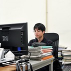 <span class="qrinews-figure-title">2014年5月21日 博士1年の川畑さん</span>　高圧下における水和イオンの熱力学的挙動を理論的に研究しています。この研究は工業的には食品の高圧加工技術に関連しており例えばレトルトごはんが美味しくなる事でしょう。また、地殻内の熱水の挙動や他の惑星や衛星の海を知る手掛かりに繋がっていくと期待しています。（撮影場所：<a href="http://mole.rc.kyushu-u.ac.jp/~akiyama/" target="_blank">量子生物化学研究室</a>）