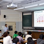 <span class="qrinews-figure-title">2014年5月22日 先端学際科学講義</span>　毎週企業等から講師の方をお招きし、研究の最前線や将来のキャリアについて学びます。今回は、武田薬品工業株式会社の石井様より「グローバル研究開発型企業から見た魅力的な学生像」と題して話して頂きました。修士1年生を対象とした講義です。（撮影場所：<a href="https://maps.google.co.jp/maps?q=33.62666,130.425535+(here)&z=18" target="_blank">農学部防音103講義室</a>）