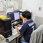 <span class="qrinews-figure-title">2014年6月12日 博士1年の田中さん</span>　ブルッカーメロシアニンのソルバトクロミズムを研究しています。同じ溶質でも溶かす溶媒で色調が変化する現象があり、溶媒を取り入れた量子化学計算を用いて研究しています。色素の開発や非線形光学への応用などに繋がっていくと期待しています。（撮影場所：<a href="http://ccl.scc.kyushu-u.ac.jp" target="_blank">理論化学研究室</a>）