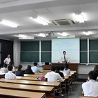 <span class="qrinews-figure-title">2014年6月16日 化学専攻大学院オープンキャンパス</span>　土曜日に化学専攻の大学院オープンキャンパスがありました。外部受験生の為の大学院入試説明会で、16名の方が参加し、研究室訪問も行われました。（撮影場所：<a href="http://www.scc.kyushu-u.ac.jp" target="_blank">理学研究院化学部門</a>）