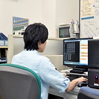 <span class="qrinews-figure-title">2014年6月19日 修士1年の妹尾さん</span>　水溶液中における溶質分子の酸化還元電位を研究しています。3D-RISM-SCFを用い、酸化還元電位を数値的に再現できるかを調べています。（撮影場所：<a href="http://ccl.scc.kyushu-u.ac.jp" target="_blank">理論化学研究室</a>）