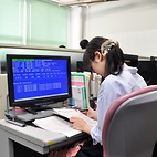 <span class="qrinews-figure-title">2014年6月20日 修士2年の笠井さん</span>　タンパク質中のアミノ酸残基の酸解離定数を理論的に計算しています。4年生の頃にグリシンのプロトン移動における自由エネルギー計算をしていてプロトン移動に関心が高まり、今の研究に繋がっています。（撮影場所：<a href="http://ccl.scc.kyushu-u.ac.jp" target="_blank">理論化学研究室</a>）